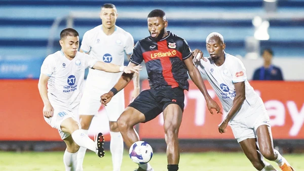 Thép Xanh Nam Định (áo trắng) “lội ngược dòng” thắng Ninh Bình 3-2.