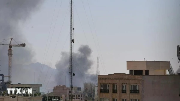 Khói bốc lên sau các cuộc không kích của Mỹ và Israel xuống thủ đô Tehran, Iran ngày 1/3/2026. (Ảnh: THX/TTXVN)