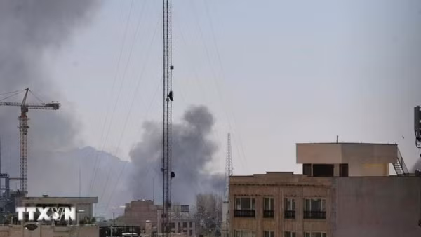 Khói bốc lên sau các cuộc không kích của Mỹ và Israel xuống thủ đô Tehran, Iran ngày 1/3/2026. (Ảnh: THX/TTXVN)