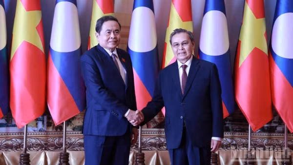 Chủ tịch Quốc hội Trần Thanh Mẫn hội kiến Chủ tịch Quốc hội Lào Saysomphone Phomvihane. (Ảnh: TRỊNH DŨNG - DUY TOÀN)