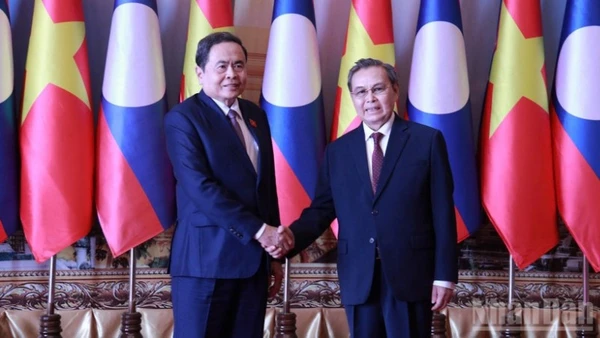 Chủ tịch Quốc hội Trần Thanh Mẫn hội kiến Chủ tịch Quốc hội Lào Saysomphone Phomvihane. (Ảnh: TRỊNH DŨNG - DUY TOÀN)