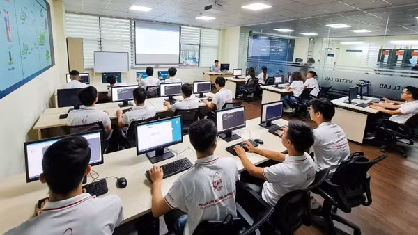 Sinh viên học tại Học viện Công nghệ Bưu chính Viễn thông.