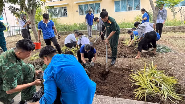 Sinh viên tình nguyện cùng Bộ đội Biên phòng, Công an tham gia xây dựng vườn ươm cây xanh tại phường Thường Lạc, tỉnh Đồng Tháp. (Ảnh: HỮU NGHĨA)