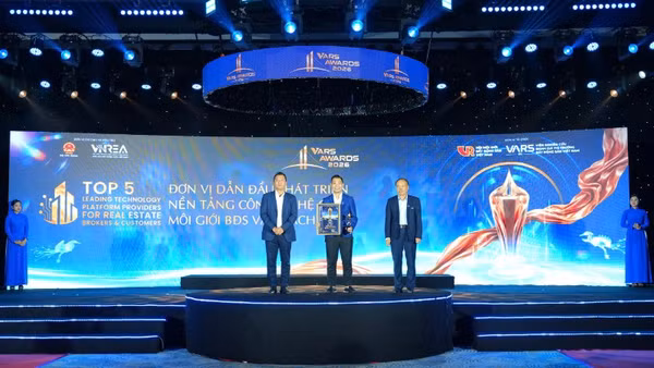 Ông Phạm Văn Dũng, Phó Tổng Giám đốc Thiên Khôi Group, Tổng Giám đốc Thiên Khôi miền nam đại diện Thiên Khôi Group lên nhận giải. (Ảnh: BTC)