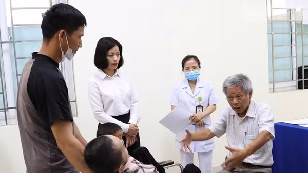 Bác sĩ Trung tâm II tiến hành khám sàng lọc cho trẻ khuyết tật có hoàn cảnh khó khăn Sơn La. 