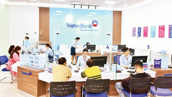 Khách hàng giao dịch tại VietinBank.