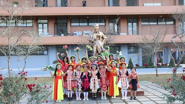 Niềm vui của học sinh là con em đồng bào các dân tộc thiểu số khi được học tập trong Trường liên cấp Si Pa Phìn - nơi có một món quà "đặc biệt" được gửi tặng. (Ảnh: LÊ LAN)