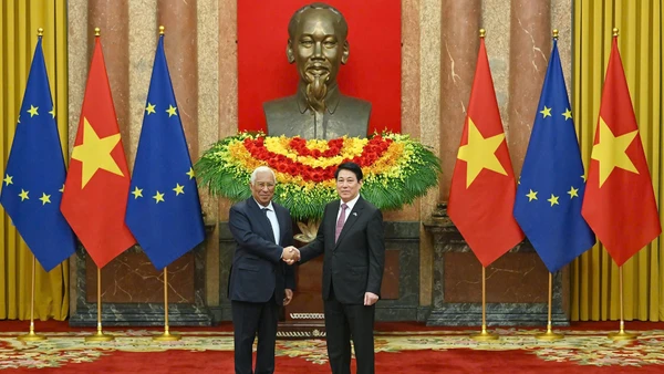 Chủ tịch nước Lương Cường hội đàm với Chủ tịch Hội đồng châu Âu Antonio Costa. (Ảnh: THỦY NGUYÊN)