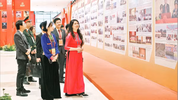 Đại diện Thanh niên tiêu biểu tham quan Trưng bày ảnh “Dưới cờ Đảng - Đất nước tiến vào Kỷ nguyên mới” tại Đại hội XIV của Đảng. (Ảnh: TRẦN HẢI)
