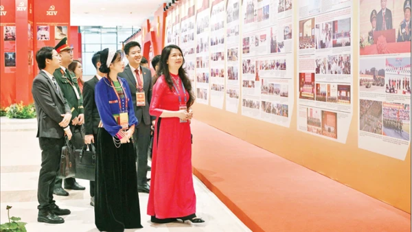 Đại diện Thanh niên tiêu biểu tham quan Trưng bày ảnh “Dưới cờ Đảng - Đất nước tiến vào Kỷ nguyên mới” tại Đại hội XIV của Đảng. (Ảnh: TRẦN HẢI)