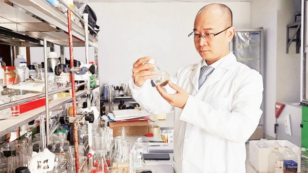 Kiểm tra chất lượng dịch chiết đông trùng hạ thảo tại phòng thí nghiệm. (Ảnh: MINH NGỌC)