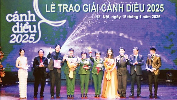 Đại diện ê-kíp làm phim “Mưa đỏ” nhận giải Cánh diều vàng. (Ảnh: MINH PHƯƠNG)