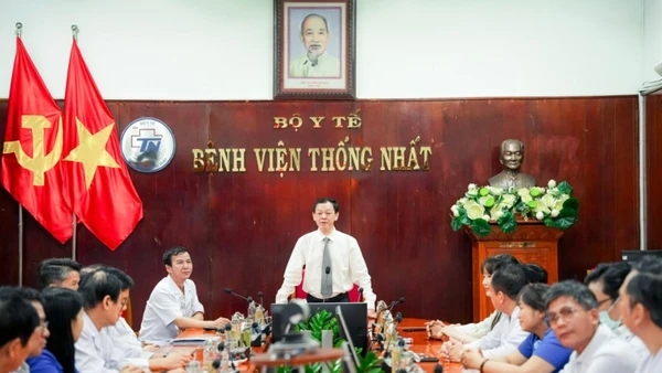 Thứ trưởng Y tế Nguyễn Tri Thức làm việc tại Bệnh viện Thống Nhất. (Ảnh: Bệnh viện cung cấp)