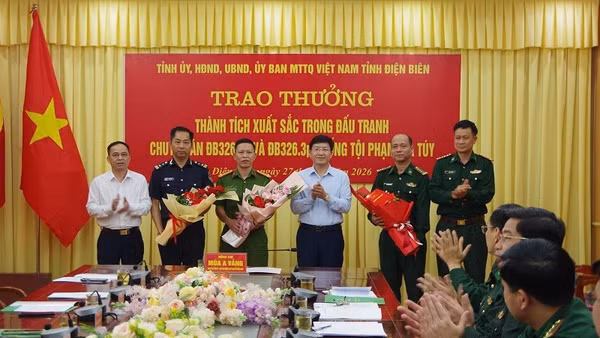 Đồng chí Mùa A Vảng, Ủy viên dự khuyết Trung ương Đảng, Phó Bí thư Tỉnh ủy, Chủ tịch Ủy ban Trung ương Mặt trận Tổ quốc Việt Nam tỉnh Điện Biên trao thưởng các tập thể, cá nhân có thành tích đấu tranh chuyên án ma túy tại Điện Biên.