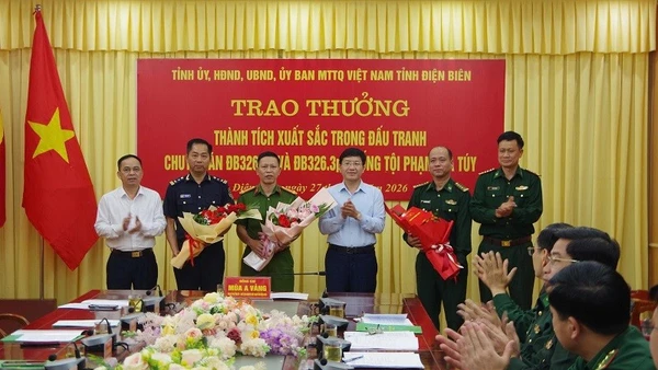 Đồng chí Mùa A Vảng, Ủy viên dự khuyết Trung ương Đảng, Phó Bí thư Tỉnh ủy, Chủ tịch Ủy ban Trung ương Mặt trận Tổ quốc Việt Nam tỉnh Điện Biên trao thưởng các tập thể, cá nhân có thành tích đấu tranh chuyên án ma túy tại Điện Biên.