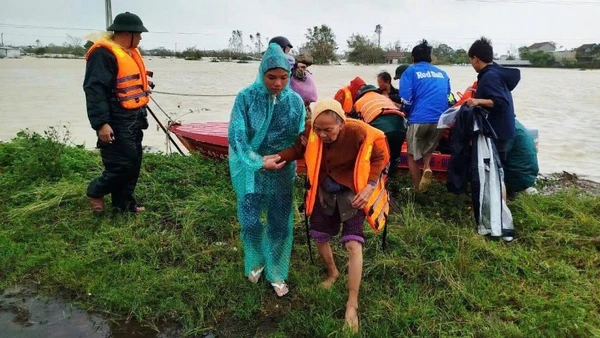 Ban Chỉ huy Phòng thủ Khu vực 6-An Nhơn Đông, tỉnh Gia Lai, tổ chức sơ tán, di dời người dân đến nơi an toàn.