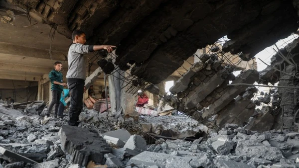 Ngôi nhà bị phá hủy sau cuộc không kích của Israel tại phía đông thành phố Gaza ngày 20/11/2025. (Ảnh: THX/TTXVN)