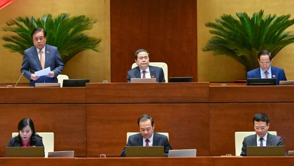 Chủ tịch Quốc hội Trần Thanh Mẫn và Phó Chủ tịch Quốc hội chủ trì, điều hành phiên họp. (Ảnh: ĐĂNG ANH)