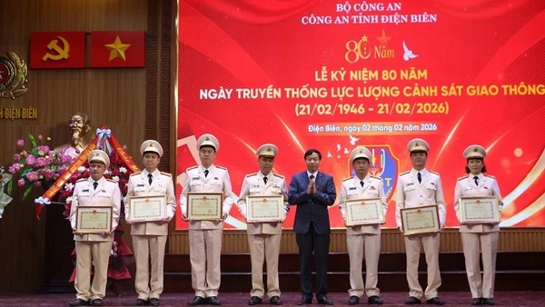 Đồng chí Lê Văn Lương, Chủ tịch Ủy ban nhân dân tỉnh Điện Biên, trao Bằng khen của Ủy ban nhân dân tỉnh tặng các tập thể, cá nhân thuộc Phòng Cảnh sát giao thông Công an tỉnh Điện Biên có thành tích xuất sắc trong công tác.