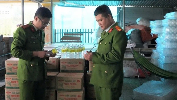 Lực lượng Công an thu giữ hàng trăm thùng các-tông chứa giấm giả do Lê Thị Lộc sản xuất.