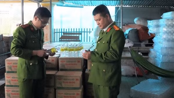 Lực lượng Công an thu giữ hàng trăm thùng các-tông chứa giấm giả do Lê Thị Lộc sản xuất.