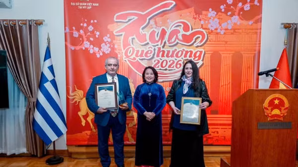 Đại sứ Việt Nam tại Hy Lạp trao lại Giải Nhì và Giải Khuyến khích Giải thưởng toàn quốc về thông tin đối ngoại lần thứ XI. (Ảnh: Đại sứ quán Việt Nam tại Hy Lạp).