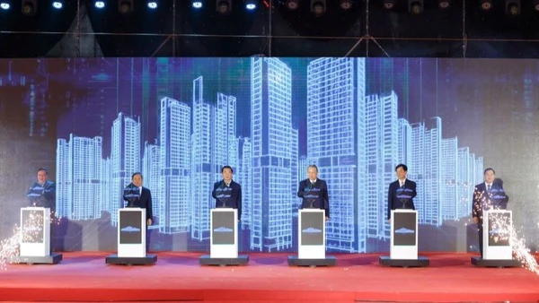 Tổng Bí thư Tô Lâm và các đại biểu thực hiện nghi thức khởi công dự án Khu đô thị đa mục tiêu Bắc Thăng Long Urban City. (Ảnh: QUANG THÁI)