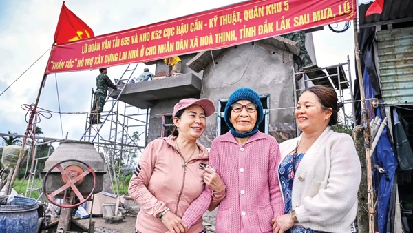 Bà Trần Thị Duyệt (88 tuổi), thôn Phú Hữu, Hòa Thịnh (Đắk Lắk) cùng con gái và con dâu vui mừng đón chờ nhà mới từ "Chiến dịch Quang Trung".