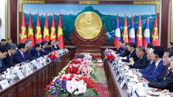 Tổng Bí thư Tô Lâm và Tổng Bí thư, Chủ tịch nước Lào Thongloun Sisoulith hội đàm. (Ảnh: TTXVN)