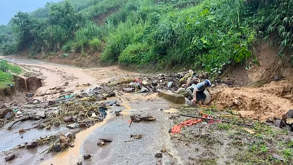 Nhiều tuyến đường trên địa bàn xã Sính Phình (tỉnh Điện Biên) đã bị lượng lớn đất, đá từ ta-luy dương tràn xuống, ảnh hưởng đi lại của nhân dân.