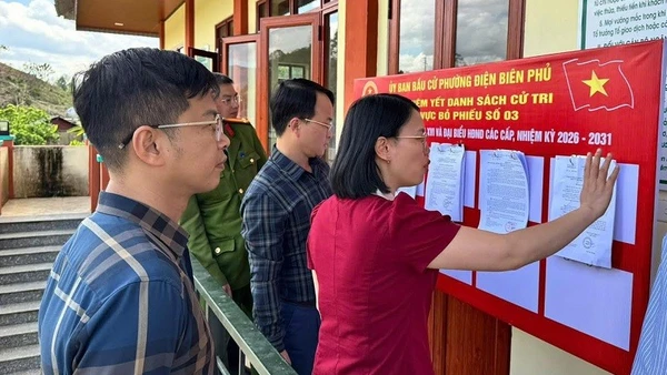 Lãnh đạo phường Điện Biên Phủ (tỉnh Điện Biên) kiểm tra công tác chuẩn bị bầu cử tại cơ sở.