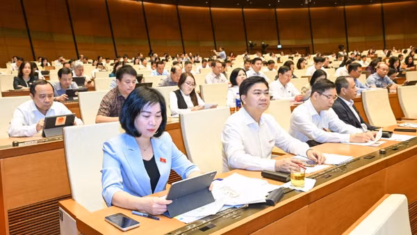 Quốc hội làm việc tại hội trường nghe Tờ trình và Báo cáo thẩm tra dự án Luật sửa đổi, bổ sung một số điều của Luật Công chứng. (Ảnh: DUY LINH)