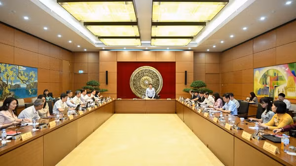 Các đại biểu Quốc hội thảo luận tại tổ về dự thảo Luật sửa đổi, bổ sung một số điều của Luật Công chứng. (Ảnh: DUY LINH)