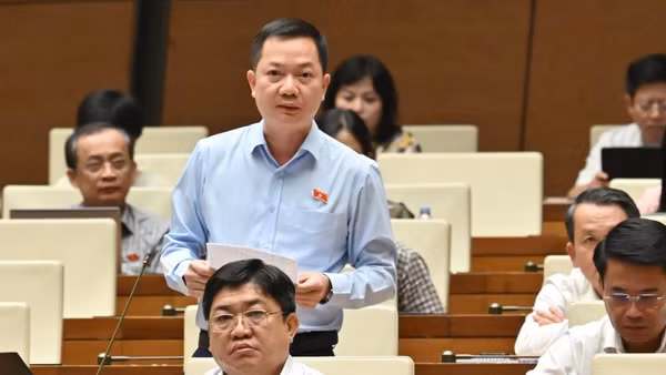 Đại biểu Trịnh Xuân An (Đoàn Đồng Nai) phát biểu tại hội trường. (Ảnh: THỦY NGUYÊN)