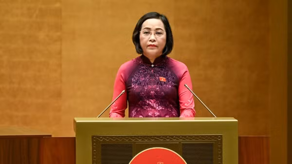 Thay mặt Hội đồng bầu cử quốc gia, Phó Chủ tịch Quốc hội Nguyễn Thị Thanh, Ủy viên Hội đồng, Phó Trưởng Tiểu ban Nhân sự thuộc Hội đồng bầu cử quốc gia trình bày báo cáo tổng kết cuộc bầu cử đại biểu Quốc hội khóa XVI và đại biểu Hội đồng nhân dân các cấp nhiệm kỳ 2026-2031. (Ảnh: DUY LINH)