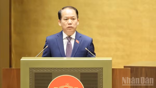 Bộ trưởng Tư pháp Hoàng Thanh Tùng trình bày Tờ trình dự thảo Nghị quyết. (Ảnh: DUY LINH)
