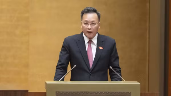 Thừa ủy quyền của Thủ tướng Chính phủ, Tổng Kiểm toán nhà nước Nguyễn Hữu Nghĩa trình bày Báo cáo quyết toán ngân sách nhà nước năm 2024. (Ảnh: QH)