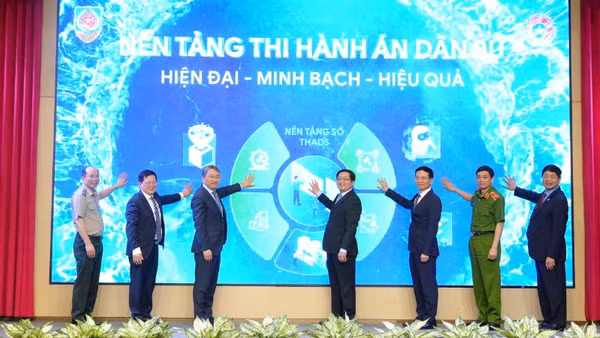 Các đại biểu bấm nút khai trương nền tảng số Thi hành án dân sự. (Ảnh: TL)