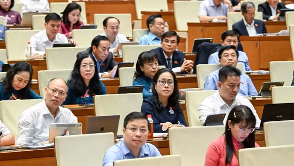 Quốc hội thảo luận tại hội trường. (Ảnh: DUY LINH)