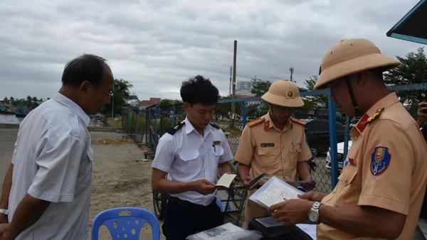 Cảnh sát giao thông kiểm tra giấy tờ các tàu cao tốc.