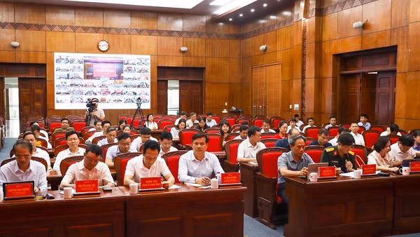 Đại biểu dự hội nghị sơ kết 1 năm vận hành bộ máy của hệ thống chính trị và chính quyền địa phương hai cấp tại đầu cầu trung tâm tỉnh Điện Biên.