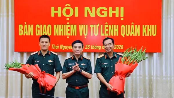 Đại tướng Phan Văn Giang chúc mừng Trung tướng Trương Mạnh Dũng và Thiếu tướng Trần Xuân Mạnh. 