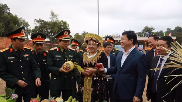 Các đồng chí lãnh đạo tỉnh Điện Biên, lãnh đạo Quân khu 2, Bộ Chỉ huy Quân sự tỉnh Điện Biên tham quan các gian hàng giới thiệu sản phẩm nông nghiệp của xã Na Son và các xã lân cận. (Ảnh: TRẦN DŨNG)