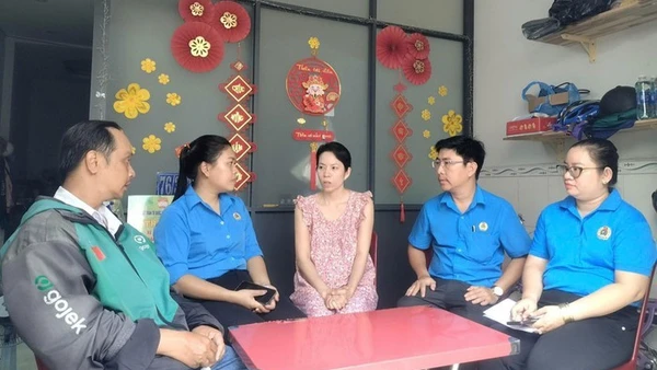 Công đoàn phường Phú Định thăm hỏi đoàn viên khó khăn. (Ảnh: THANH NGA) 