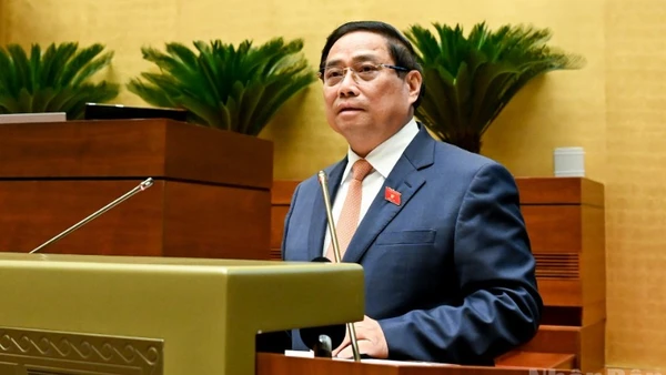 Thủ tướng Chính phủ Phạm Minh Chính trình bày Báo cáo tóm tắt kết quả thực hiện Kế hoạch phát triển kinh tế-xã hội năm 2025 và 5 năm 2021-2025; dự kiến kế hoạch phát triển kinh tế-xã hội năm 2026. (Ảnh: DUY LINH)