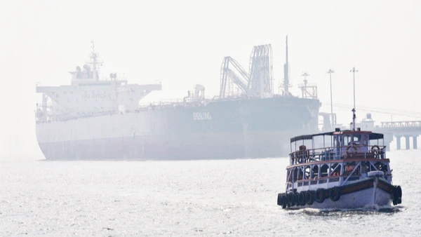 Một tàu chở dầu đi qua eo biển Hormuz.