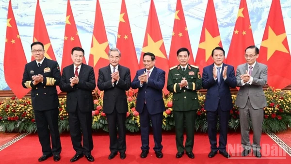 Thủ tướng Chính phủ Phạm Minh Chính cùng các Bộ trưởng Ngoại giao, Quốc phòng, Công an Việt Nam và Trung Quốc. (Ảnh: TRẦN HẢI)