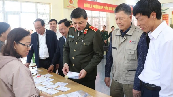 Đoàn kiểm tra của Ủy ban Bầu cử tỉnh Quảng Ninh do Thiếu tướng Nguyễn Tiến Trung, Giám đốc Công an tỉnh, làm Trưởng đoàn khảo sát thực địa tại điểm bầu cử thuộc đặc khu Vân Đồn.