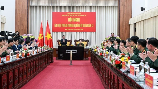 Thường trực Ban Bí thư Trần Cẩm Tú chủ trì làm việc với Ban Thường vụ Đảng ủy Quân đoàn 12.