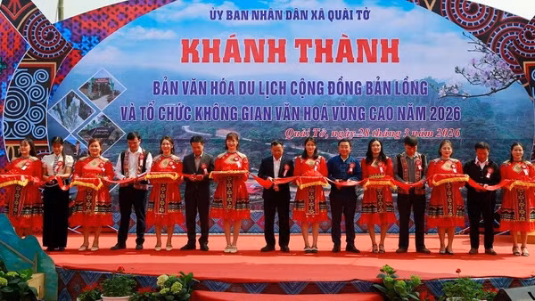 Đại diện lãnh đạo tỉnh Điện Biên cùng nhân dân bản Lồng cắt băng khánh thành, đưa bản Lồng vào khai thác du lịch cộng đồng. 